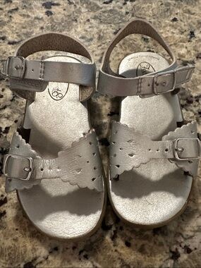 FootMates Girls Silver Scalloped Buckle Sandals